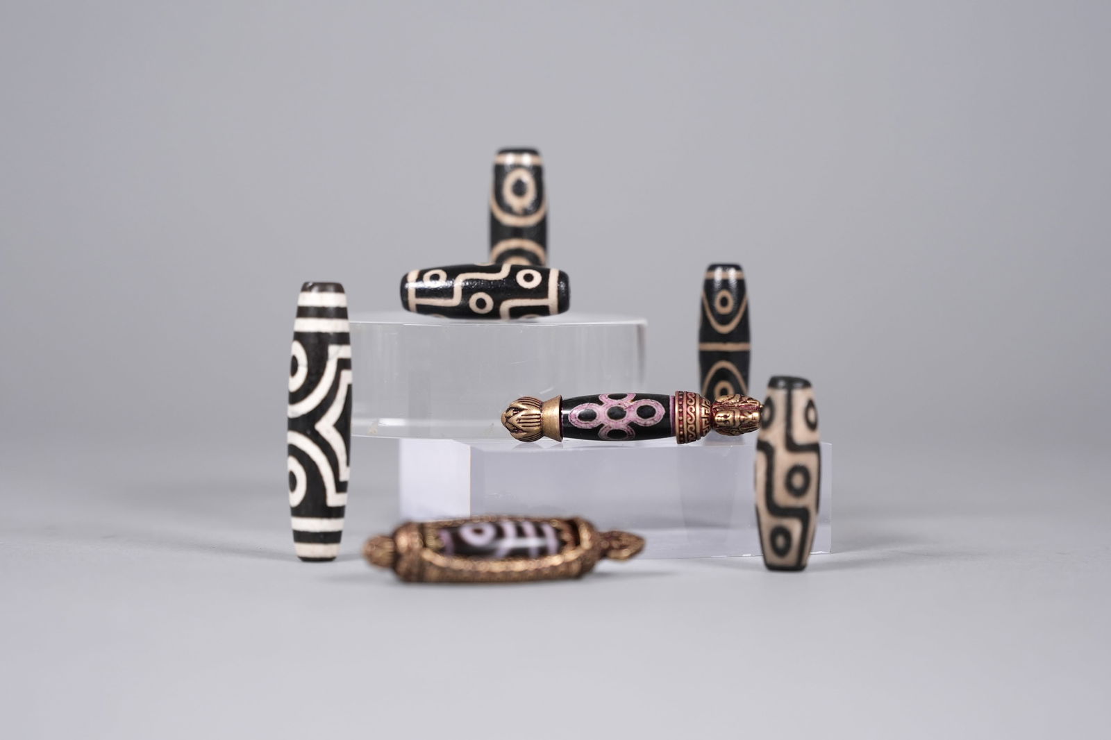 Lots Tibetan dzi beads: Lots Tibetan dzi beads, estate.