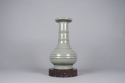 Chinese fine crackled vase