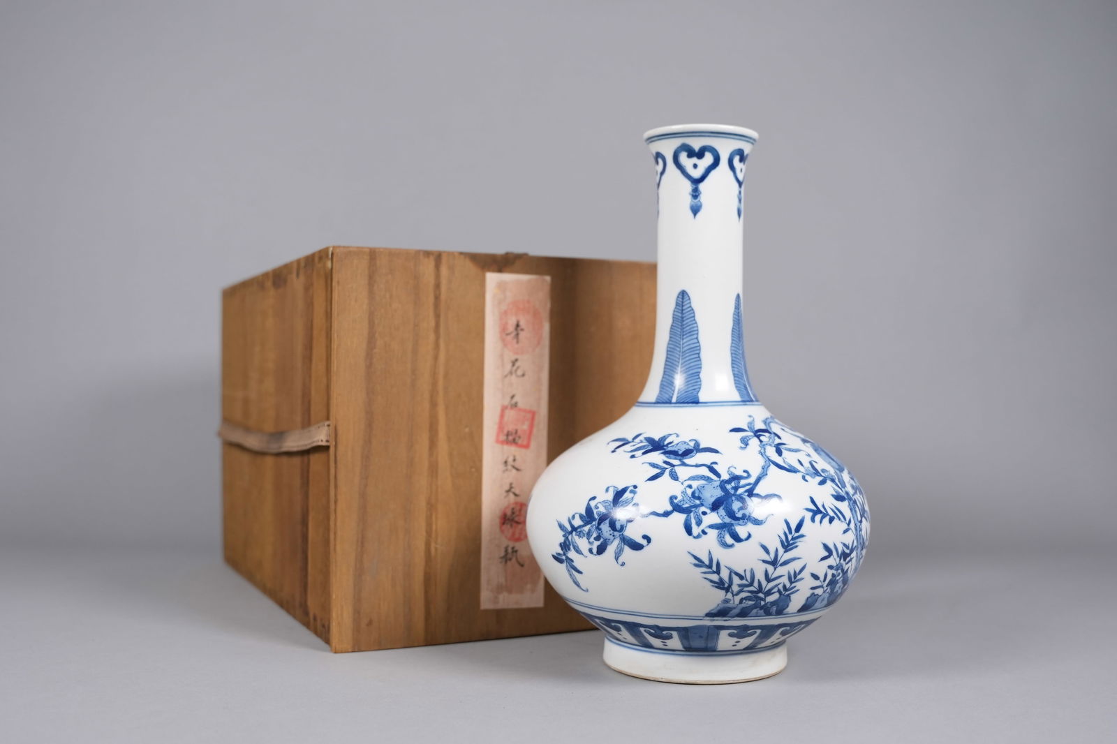 Chinese tall b/w vase with box (1 of 7)