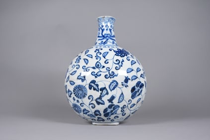 Chinese fine b/w flask vase
