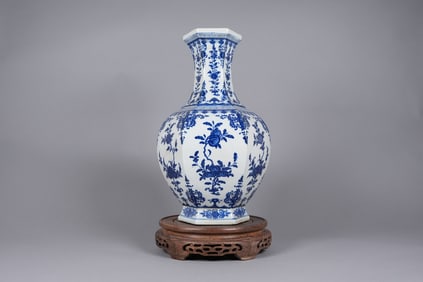 Chinese fine b/w vase