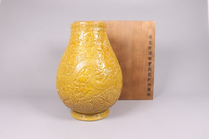 Chinese fine yellow dragon vase