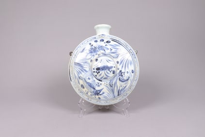 Chinese b/w flask vase