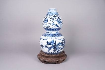 Chinese fine b/w gourd vase