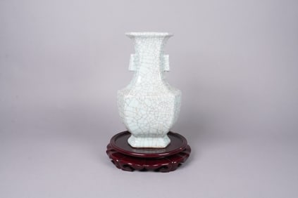 Chinese fine crackled vase