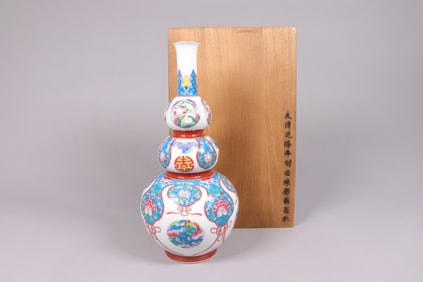 Chinese unusual gourd vase with box