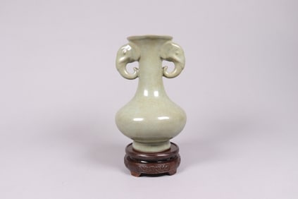 Chinese fine green handled vase