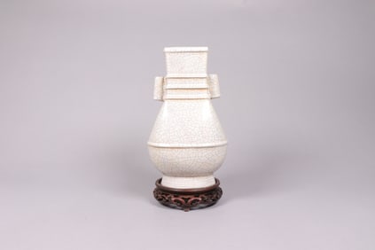Chinese fine crackled vase