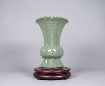 Chinese green crackled vase
