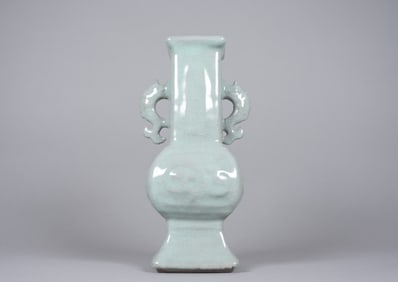 Chinese fine handled vase