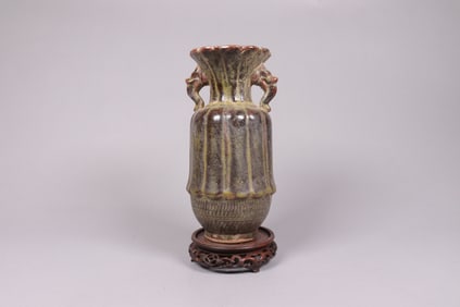 Chinese fine handled vase