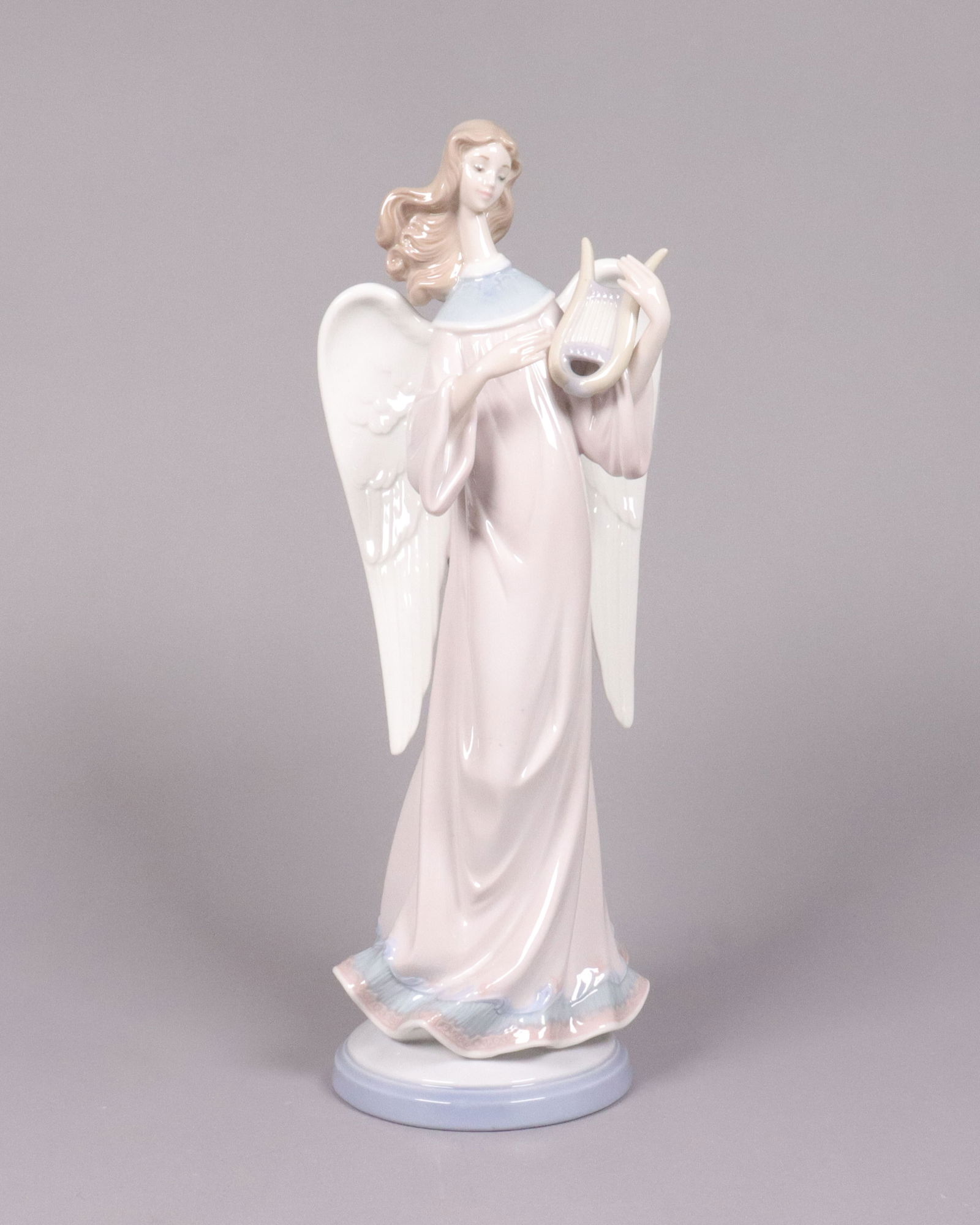 Tall Lladro figurine: Tall Lladro figurine. H: 12" x W: 4.5."