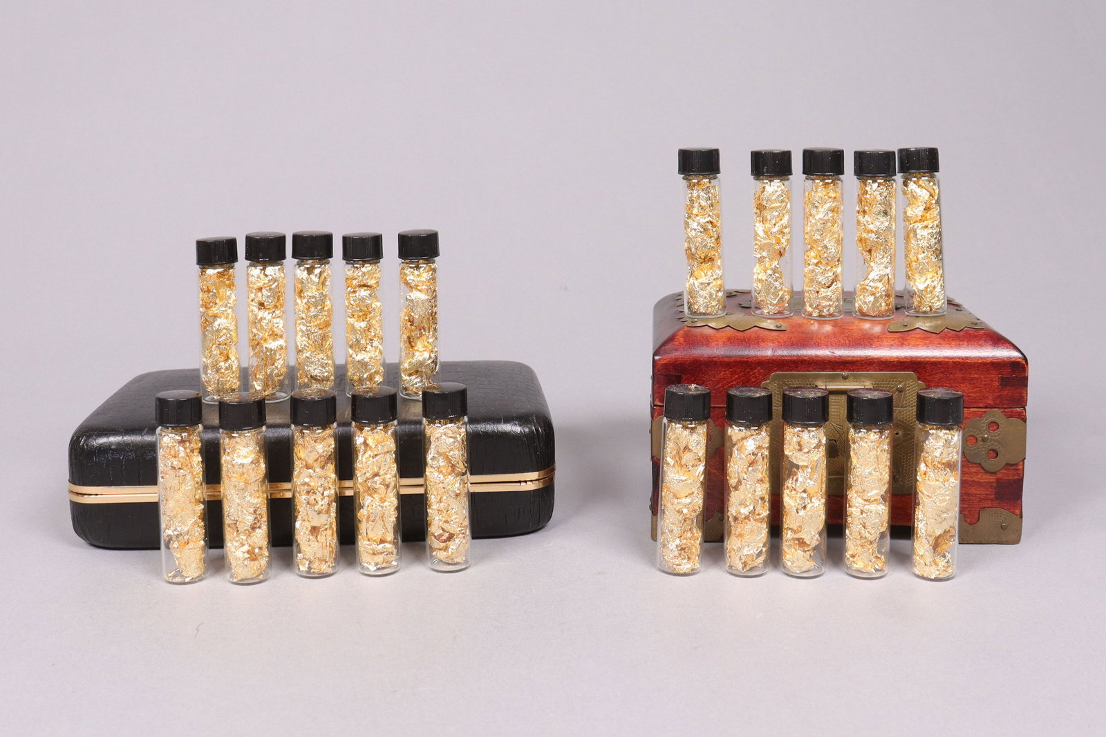 Lots gold flakes ungraded: Lots gold flakes, ungraded. Condition selling it as is.