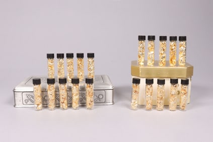 Lots gold flakes ungraded