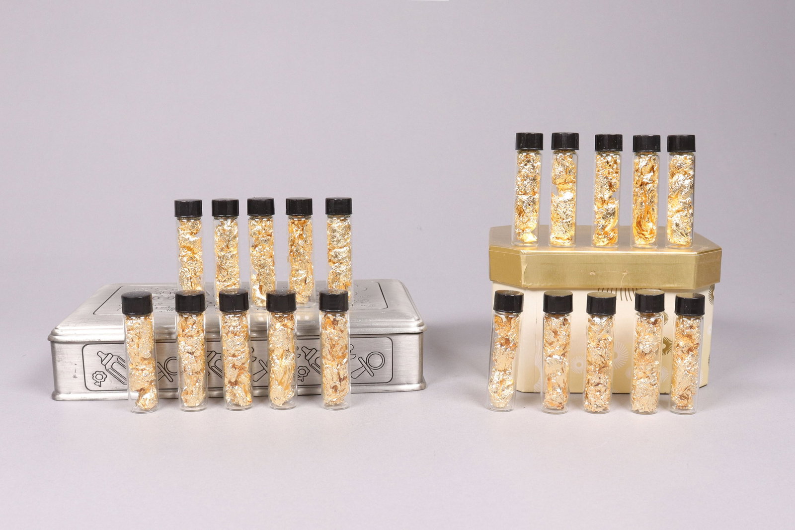 Lots gold flakes ungraded: Lots gold flakes, ungraded. Condition selling it as is.