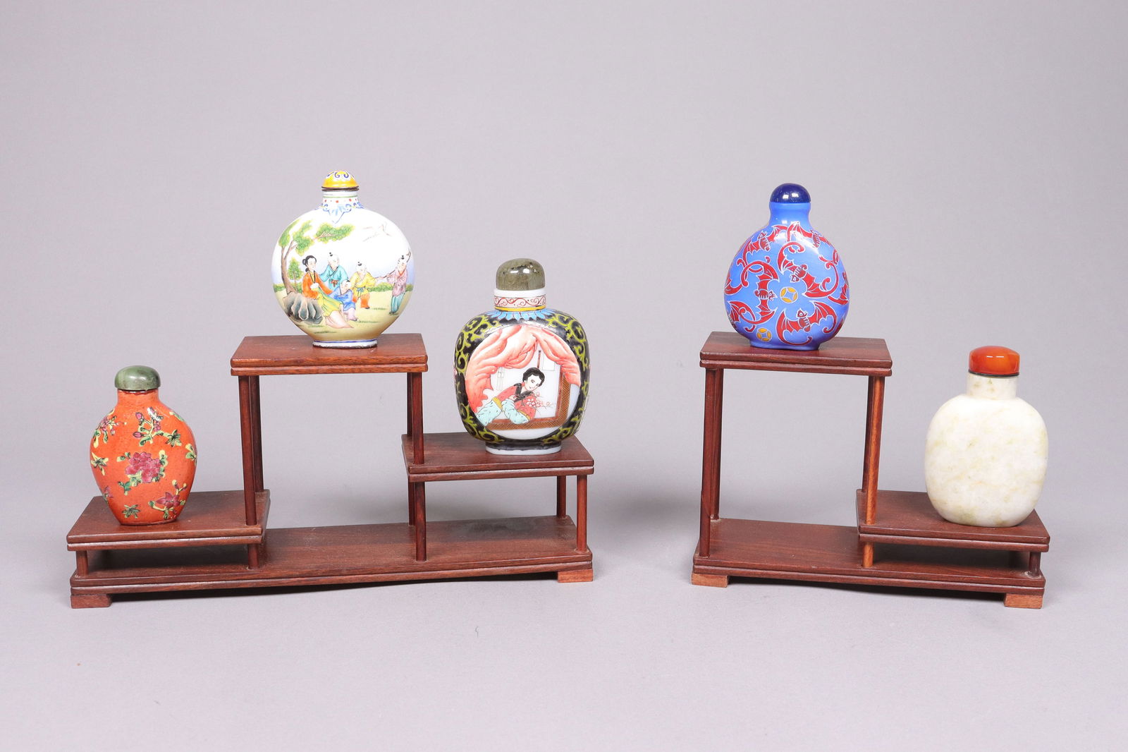 Lots Chinese snuff bottles: Lots Chinese snuff bottles.