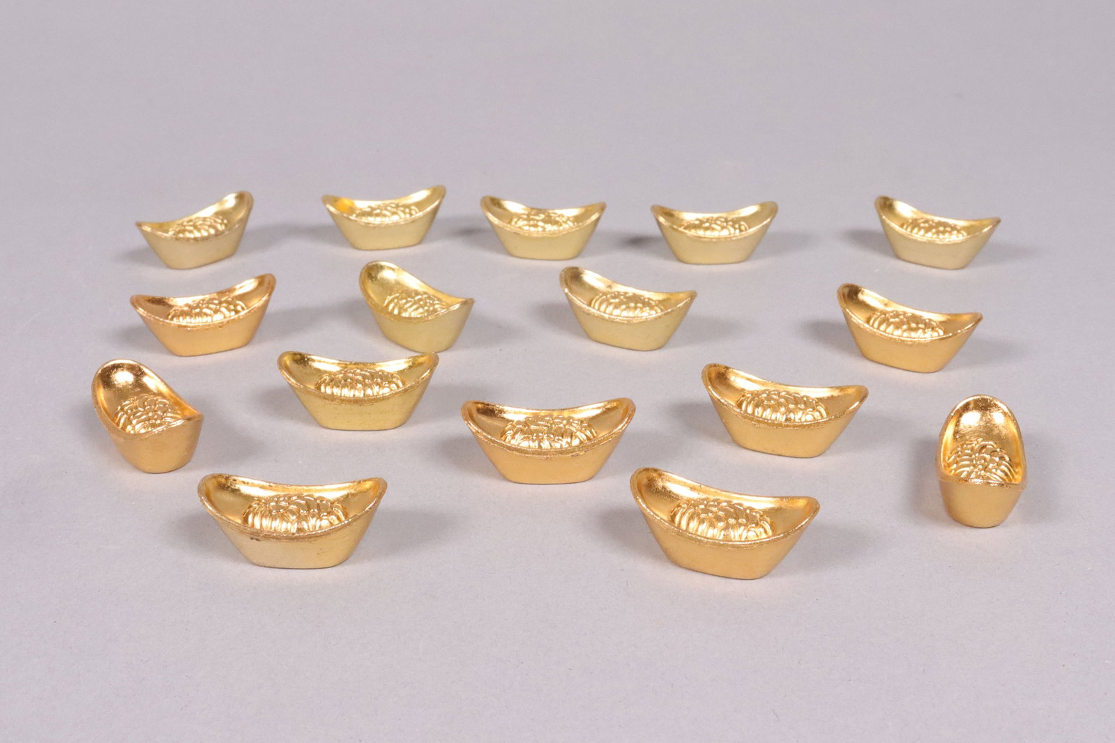 Lots Chinese ingots ungraded: Lots Chinese ingots, ungraded or authenticted. We do not guarantee any age, material or grading. All sales are final, no return.