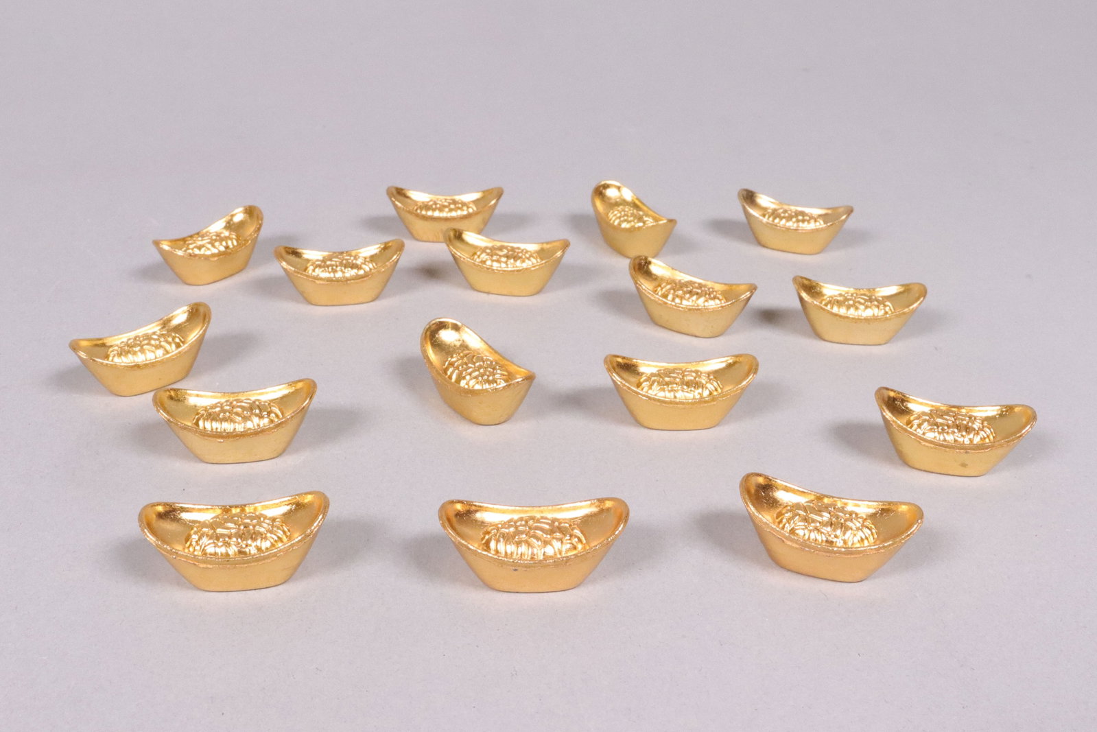 Lots Chinese ingots ungraded: Lots Chinese ingots, ungraded or authenticted. We do not guarantee any age, material or grading. All sales are final, no return.