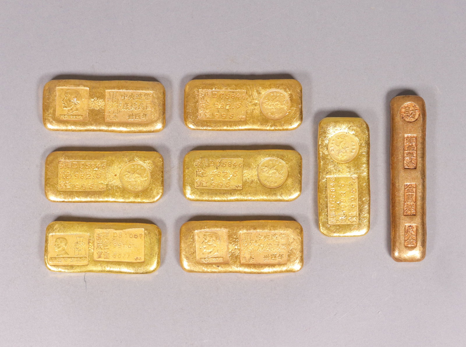 Lots Chinese ingots ungraded: Lots Chinese ingots, ungraded or authenticted. We do not guarantee any age, material or grading. All sales are final, no return.