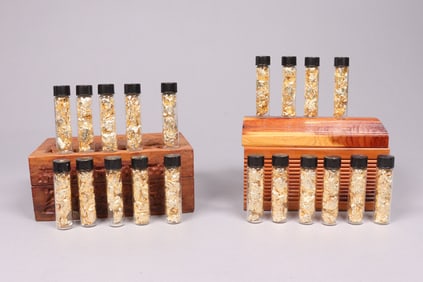 Lots gold flakes ungraded