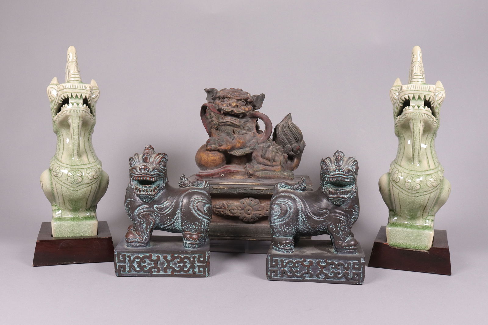 Lots Asian lions: Lots Asian lions figure.