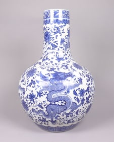 Chinese large b/w dragon vase