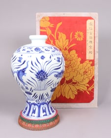 Chinese fine b/w vase with silk box