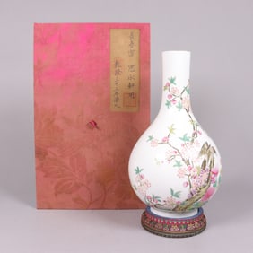 Chinese vase with heavy silk box