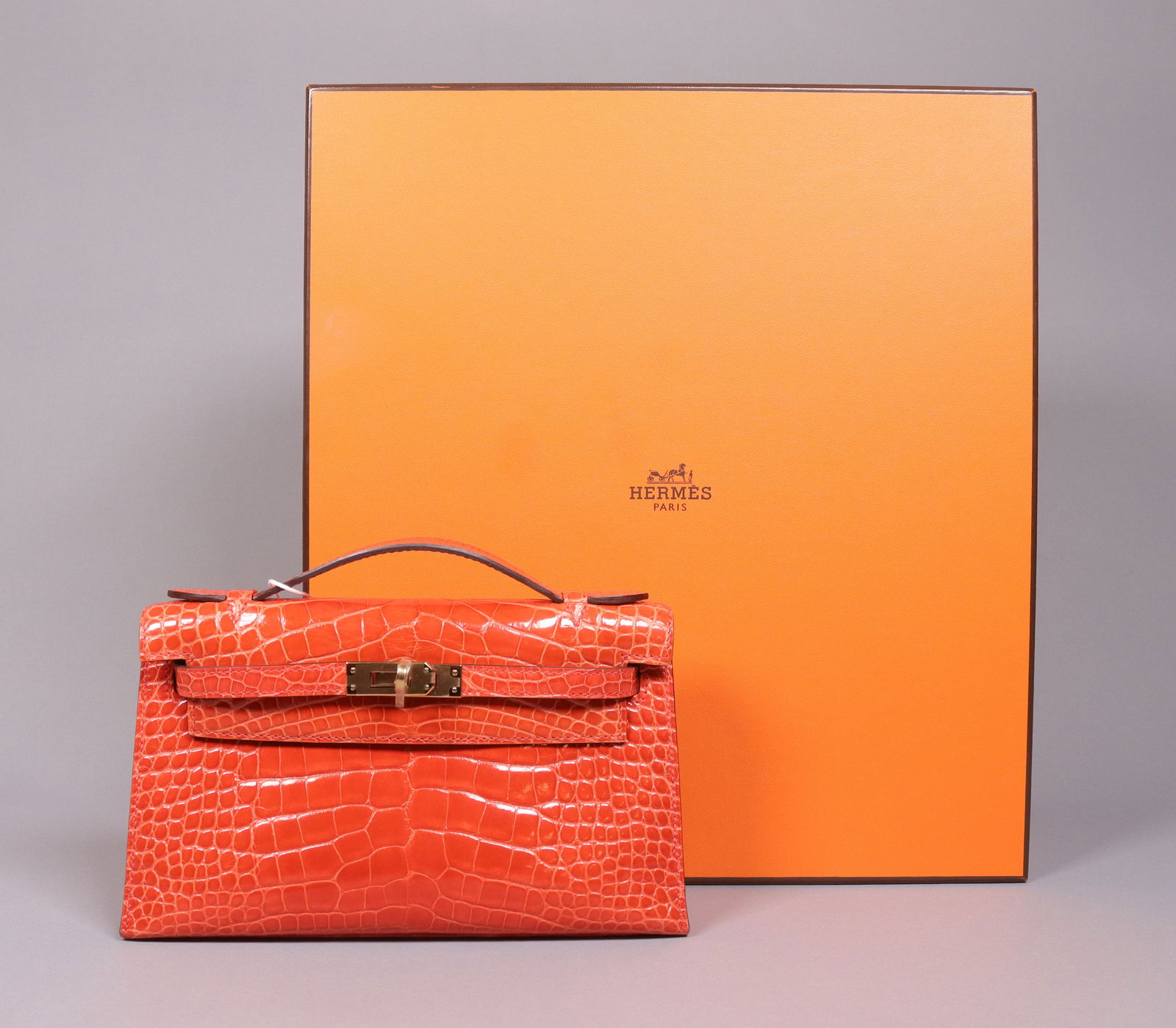 Authentic Hermes pochette alligator 8v orange poppy gold hand bag: kelly pochette 8V orange poppy gold stamp X 99% new. Comes with original box.