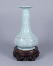 Chinese fine crackled vase
