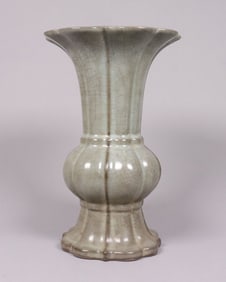 Chinese fine crackled vase