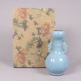Chinese fine celadon vase with silk box