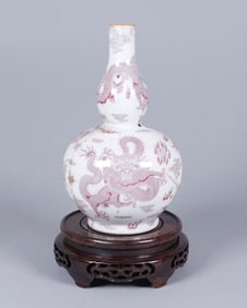 Chinese red dragon vase