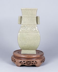 Chinese fine crackled vase
