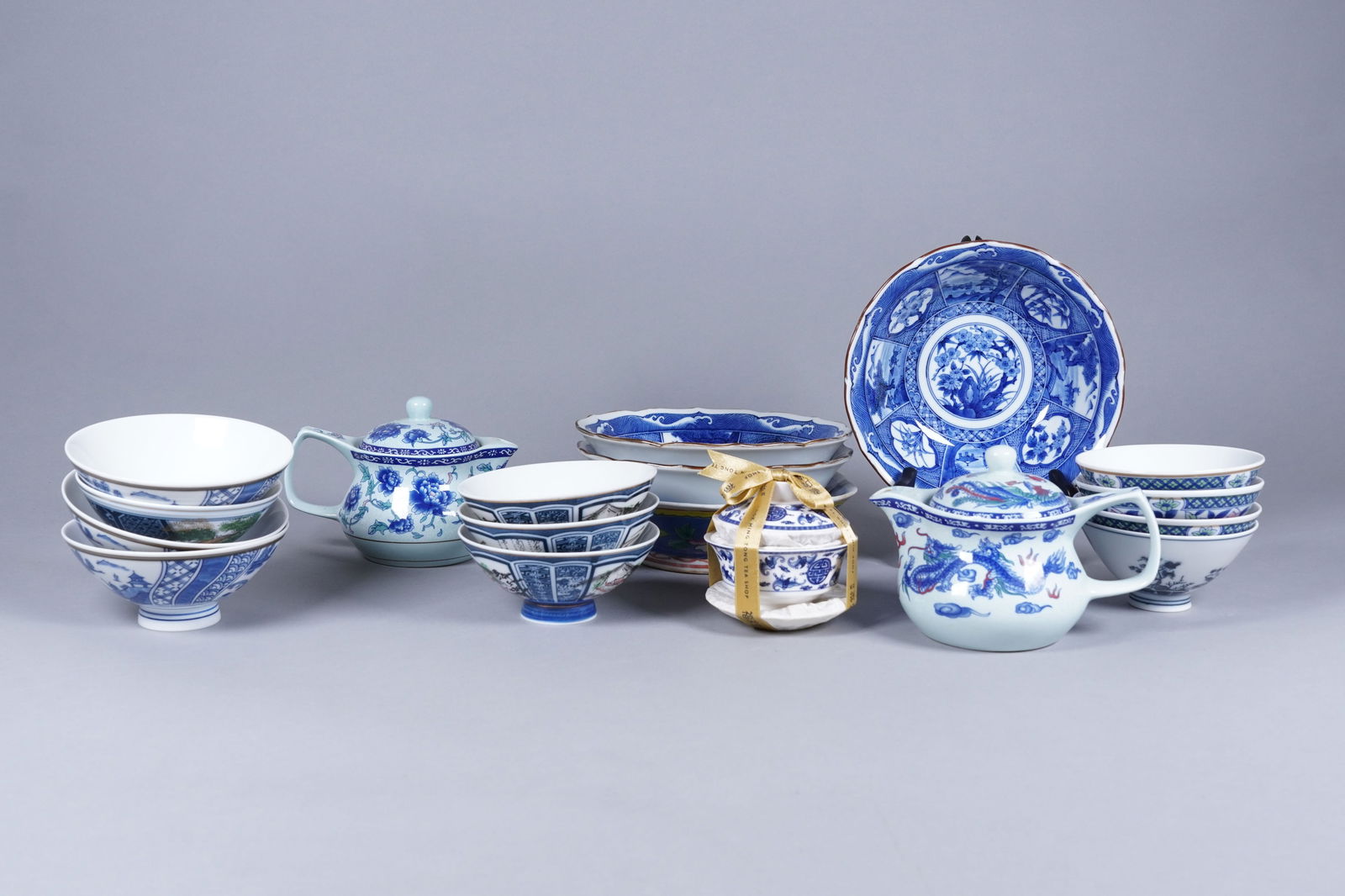 Lots Asian style porcelains: Lots Asian style porcelains.