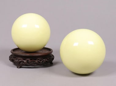 2 Chinese glow balls with box