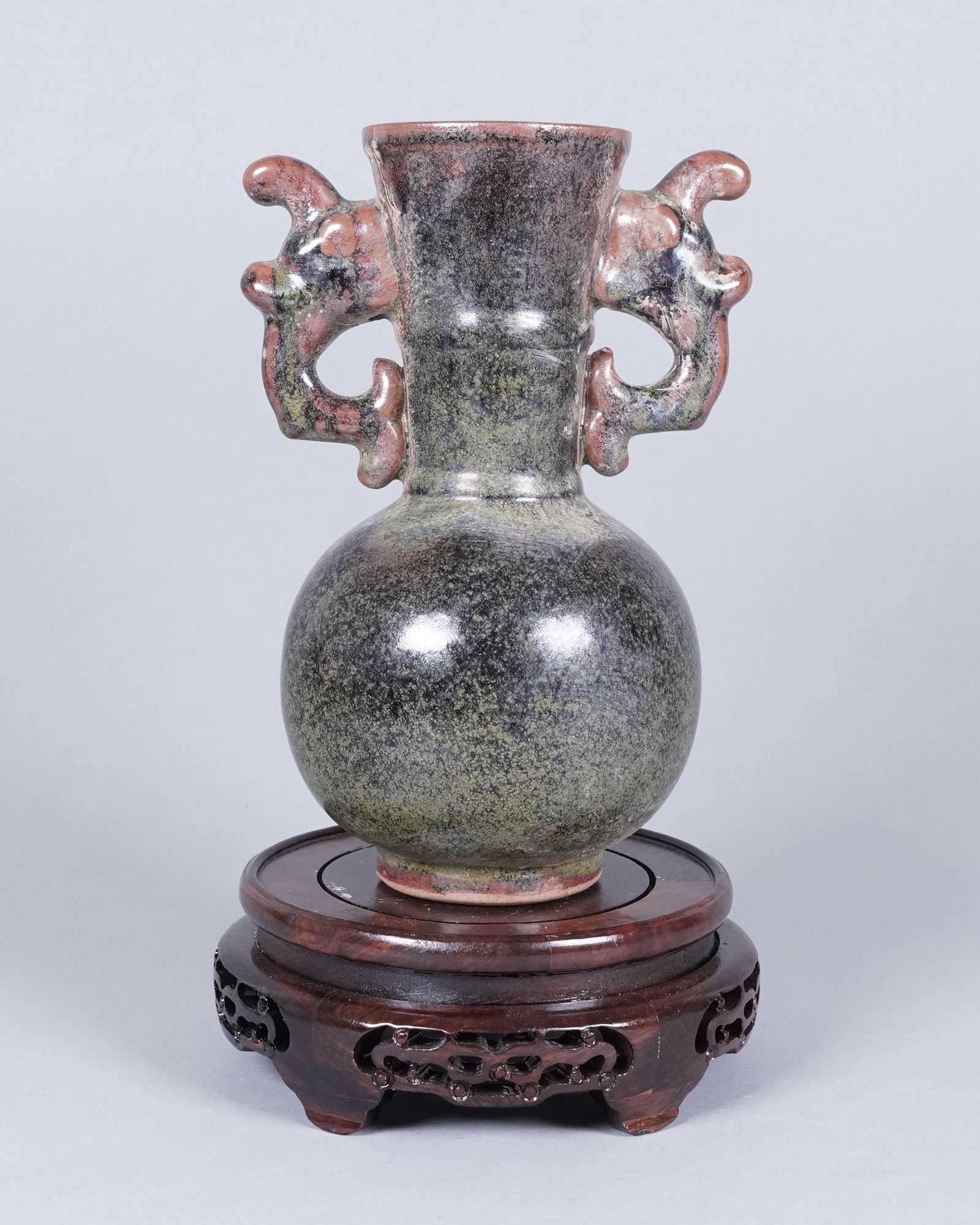 Chinese ceramic vase: Chinese ceramic vase. H: 8.2" x W: 5.8."