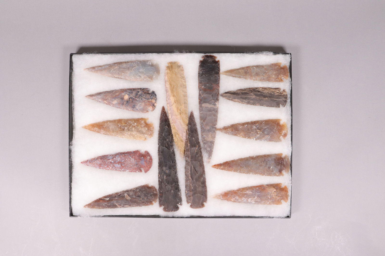 Lots large spear heads in box (1 of 6)