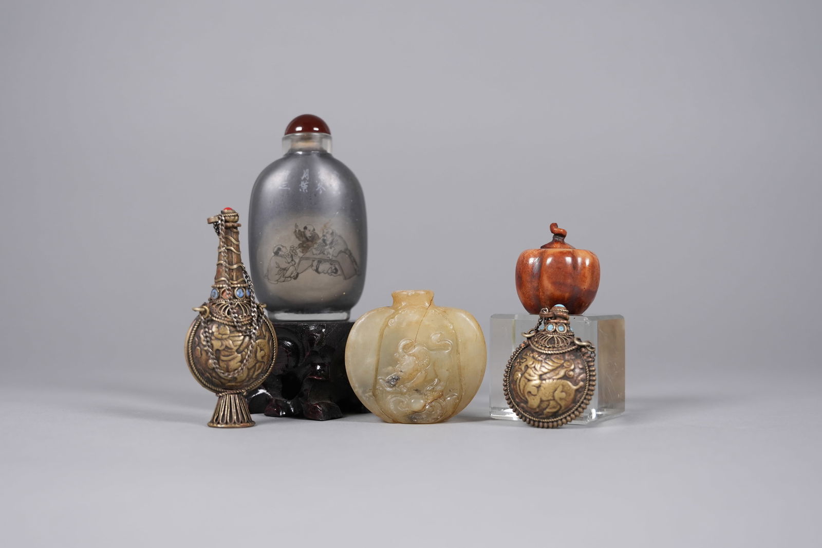 Lots Chinese snuff bottles: Lots Chinese snuff bottles.