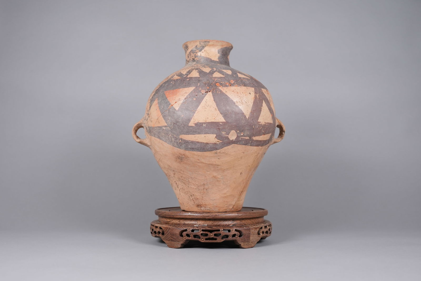 A neolithic pottery pot (1 of 7)