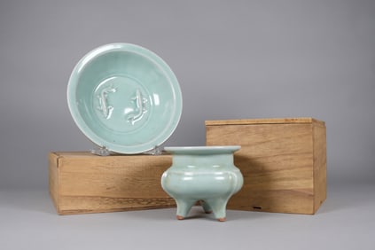 Lots Chinese celadon porcelains, largest H: 2.9" x W: 9.5."