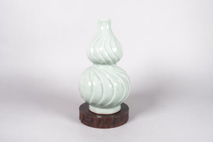 Chinese fine green vase
