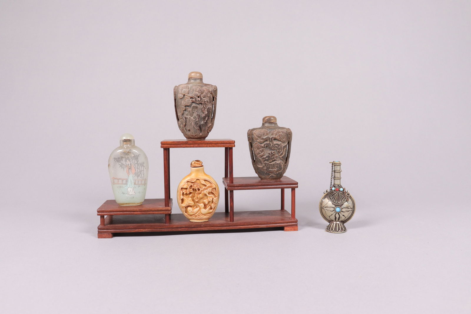 Lots Chinese snuff bottles: Lots Chinese snuff bottles.