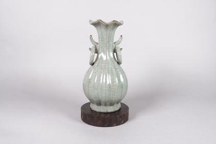 Chinese fine crackled vase