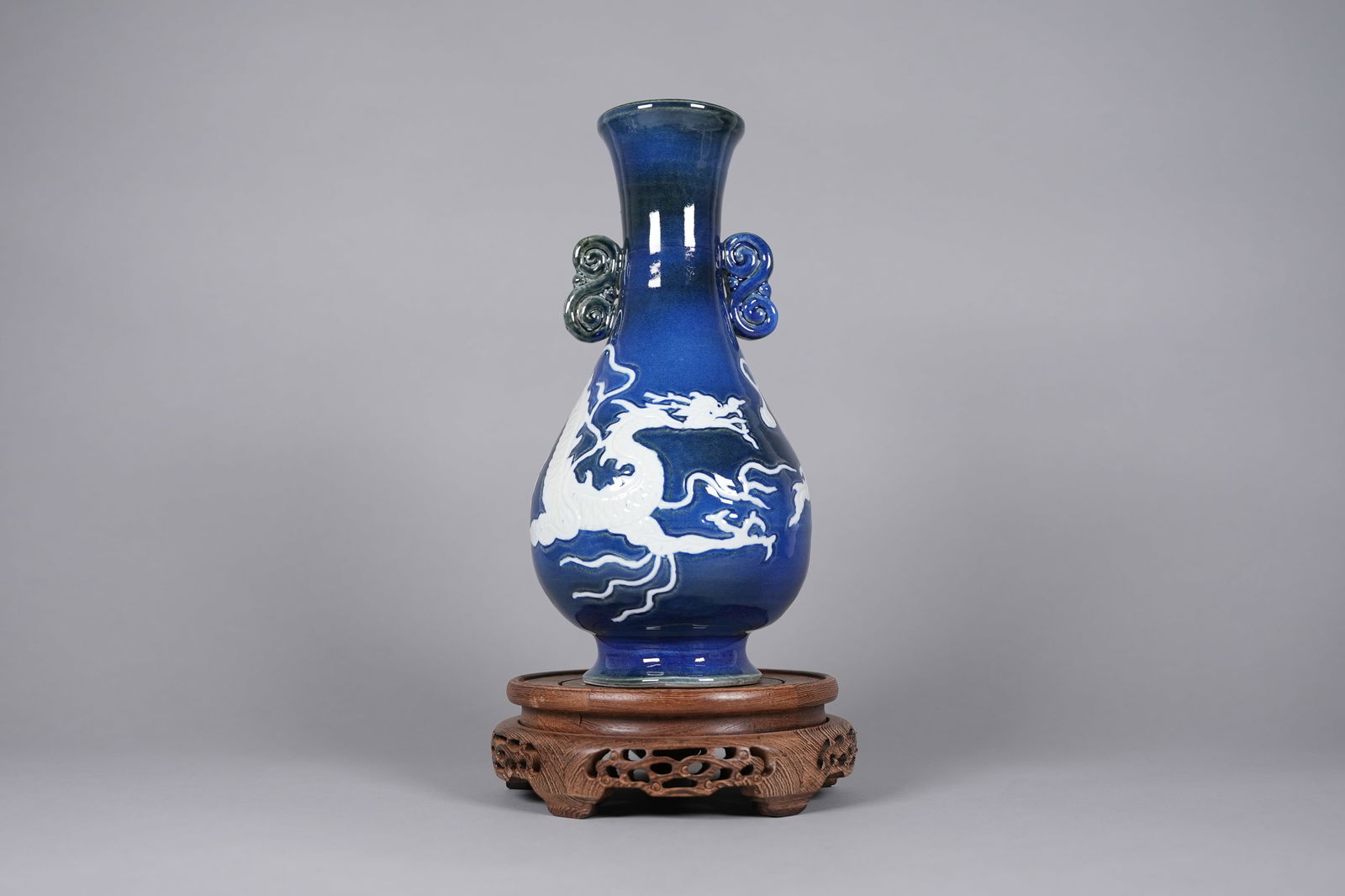 Chinese fine dragon vase: Chinese fine dragon vase. H: 11.5" x W: 5.7."