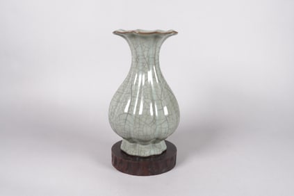 Chinese crackled vase