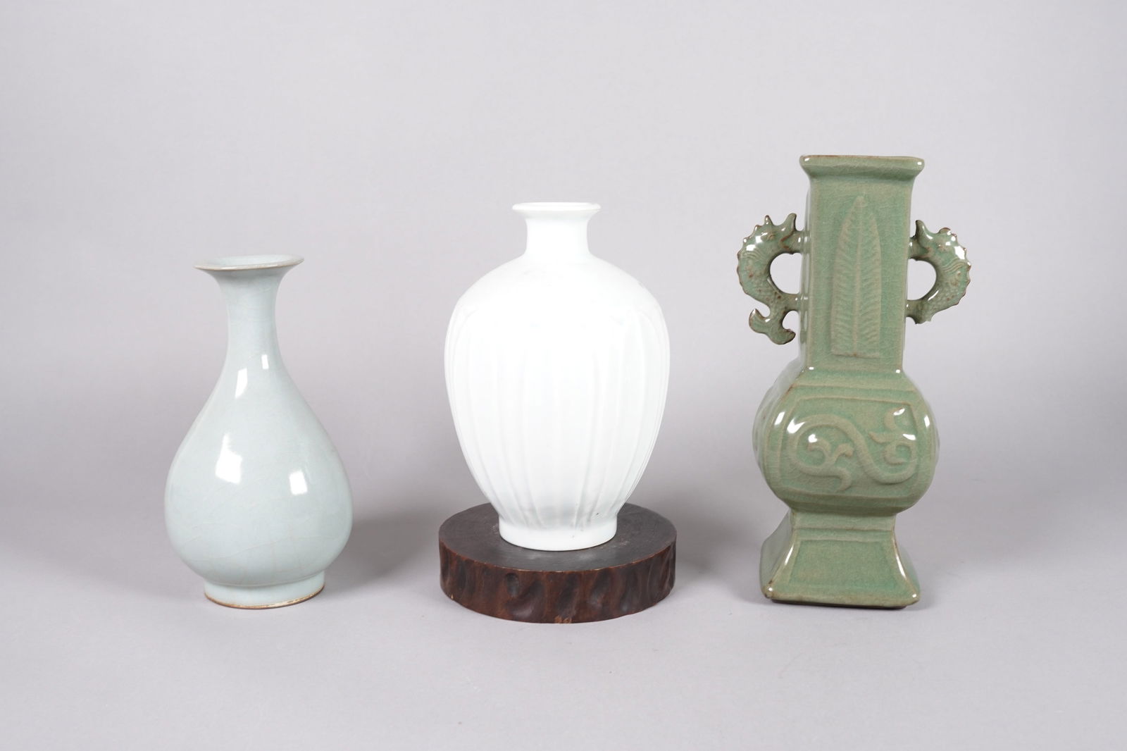 Lots Chinese vase: Lots Chinese vase, condition selling it as is, some vase has damage. All sales are final. Largest H: 9.5" x W: 5.2."