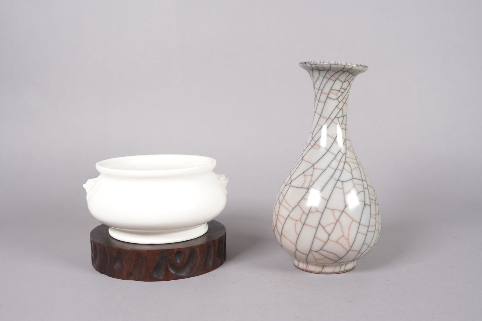 2 Chinese porcelains vase: 2 Chinese fine porcelains, largest H: 7.5" x W: 4."