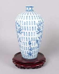 Chinese fine b/w vase
