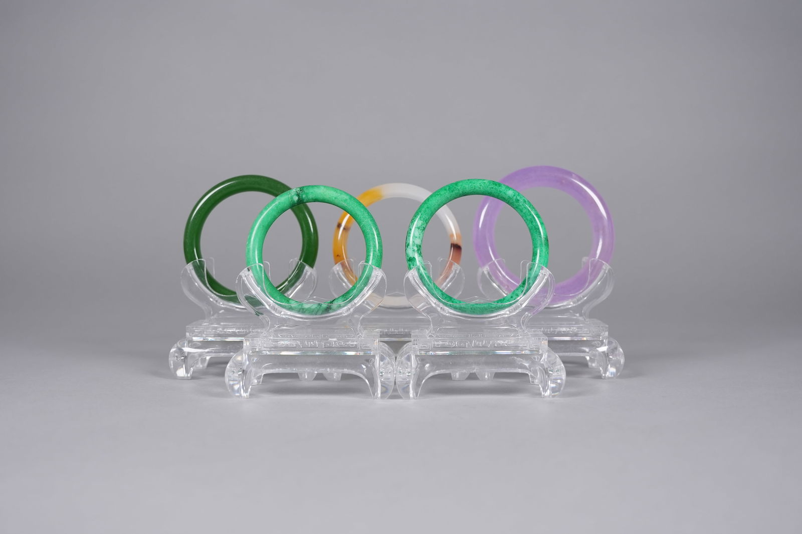 Lots Chinese fine bangles: Lots Chinese fine bangles.